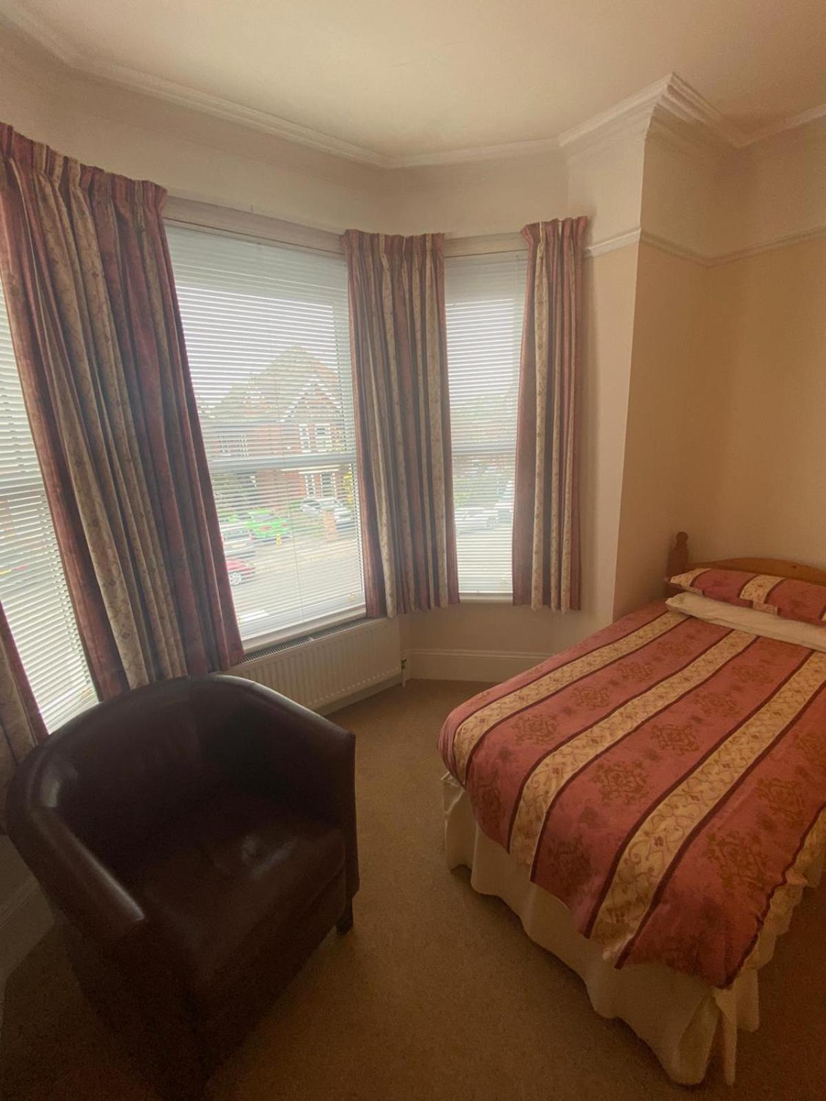 Landguard Lodge Guest House Shipley  Экстерьер фото